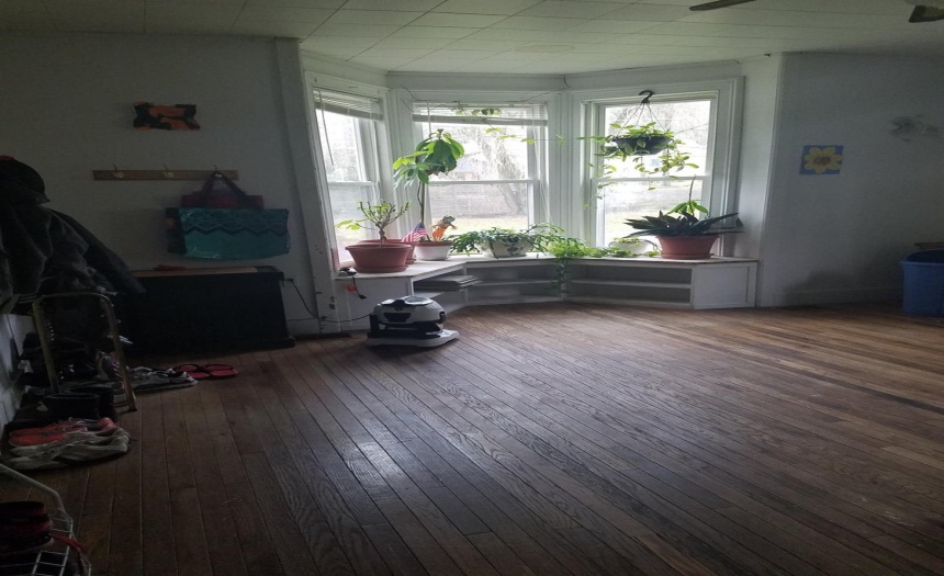 Family Room-Bay window