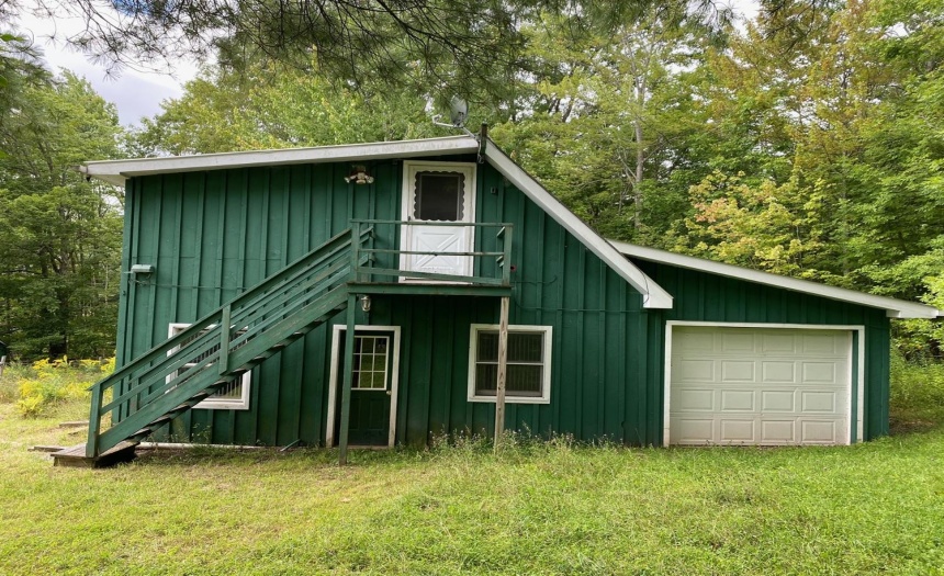Horse Barn (3 Stalls) with One Bedroom Apartment