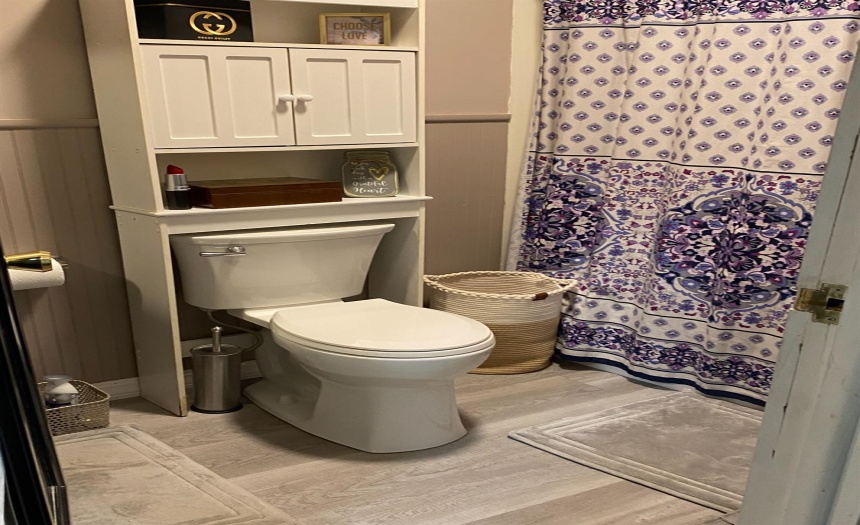 Upstairs Full bath, remodeled in 2020.