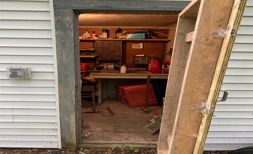 small workshop in the back of the house. Electricity present.