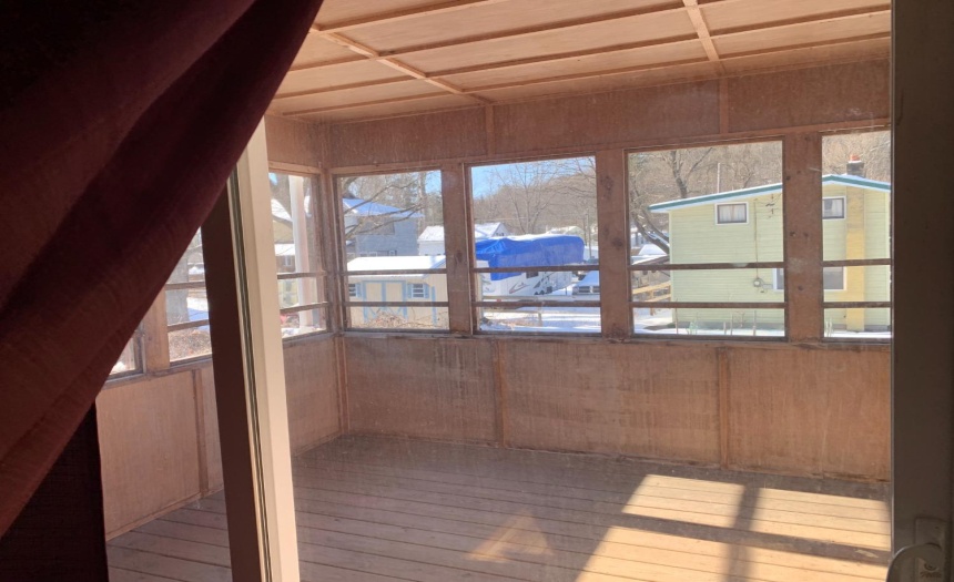 sliding doors to screened in porch off the dining room