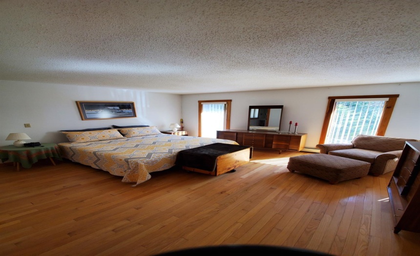 Main bedroom with plenty of room for all the furniture