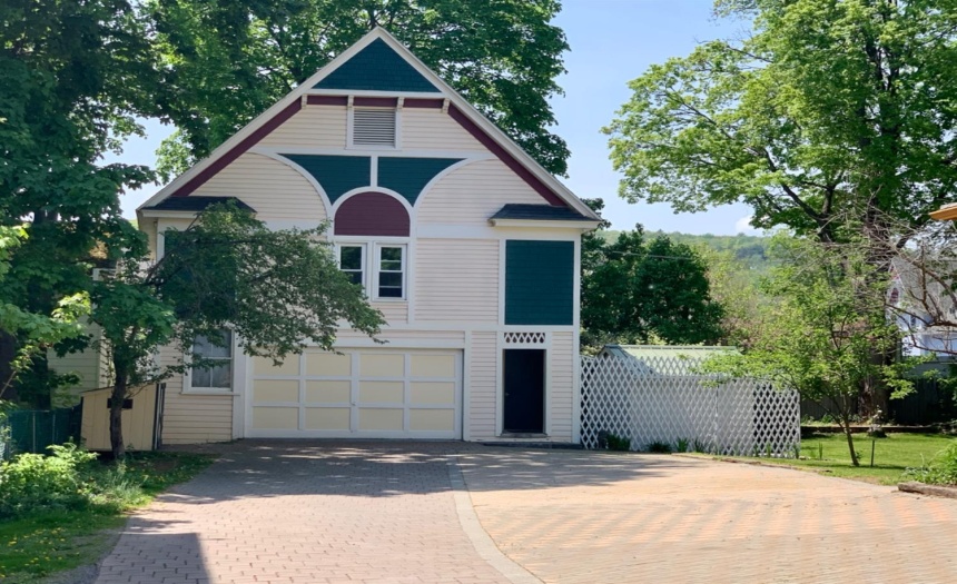 Carriage House with 2 bedroom, 2 bath 3 level apartment