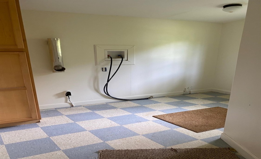 Large Mudroom & Laundry Room (LAUNDRY ON MAIN FLOOR-YAY!)