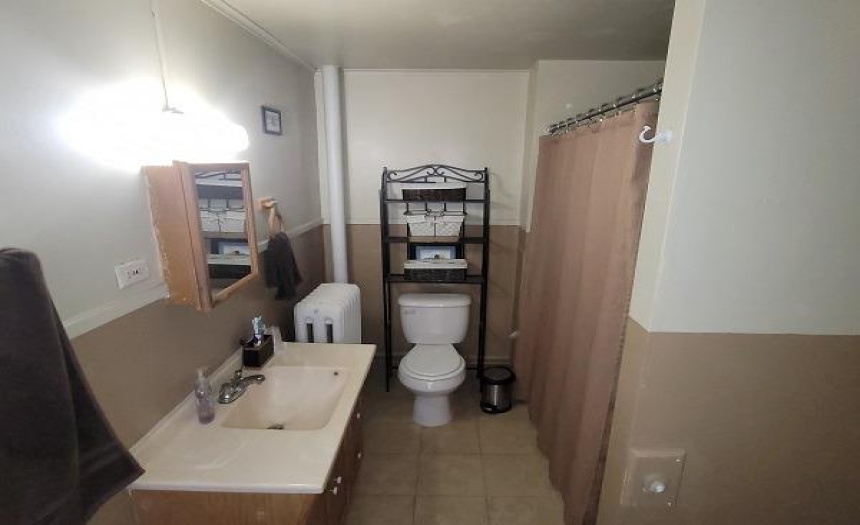 2nd floor full bath, tile floor